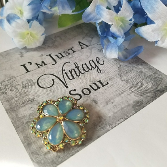 Beautiful VTG Honey Flower Brooch - Picture 3 of 8